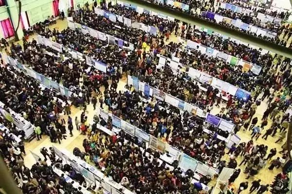 东北青年择业怪象：万人报考哈尔滨清洁工，有编制扫大街也行！(图5)