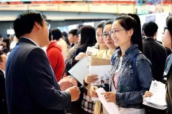 东北青年择业怪象：万人报考哈尔滨清洁工，有编制扫大街也行！(图6)
