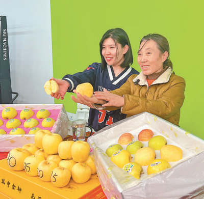 退休返乡成新农人！“霞姐”拍英语短视频卖苹果(图2)