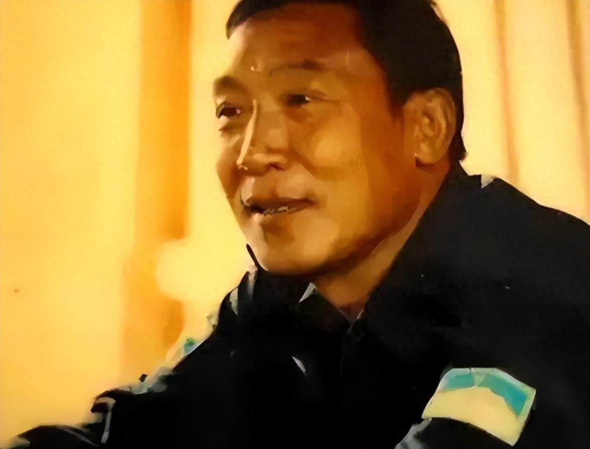 广东神秘富豪，身高仅1.52米年赚千亿，带8名保镖却从不敢露脸(图1)