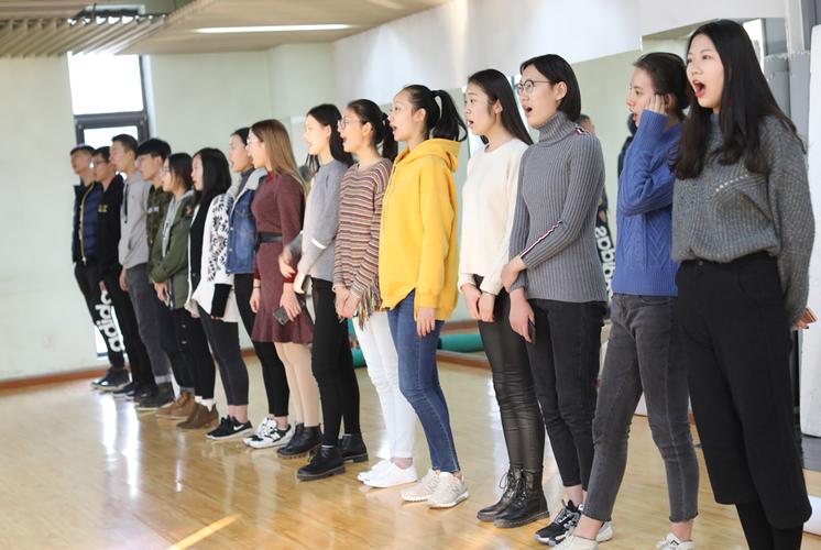 去哈尔滨新丝路模特学校参加模特艺考培训(图1)